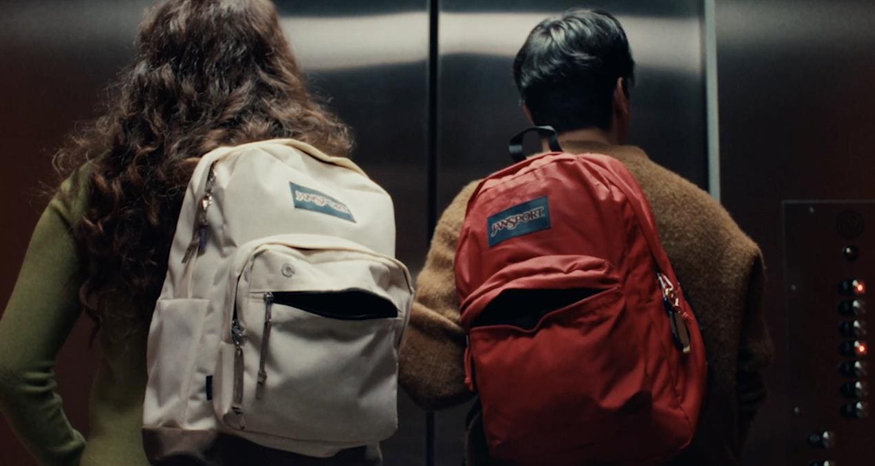 JanSport и TikTok: Как една „cringe“ комедия донесе рекордни продажби